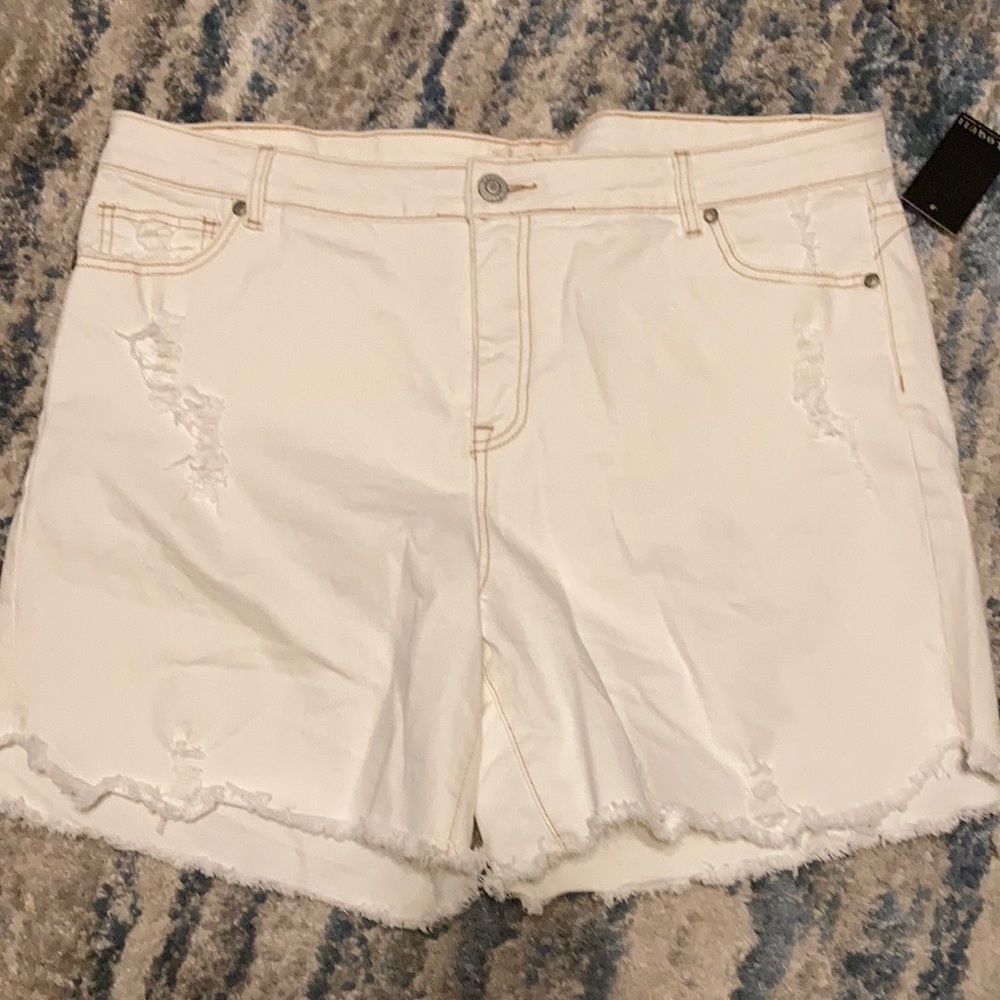 Women’s Size 20 Eloquii White Denim Shorts. New!!